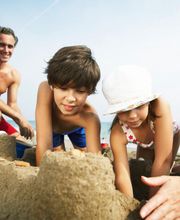 Sandburgen bauen am Strand