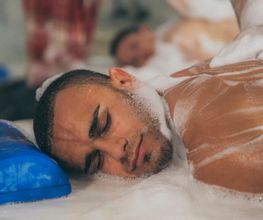 Ganzkörperseifenschaummassage