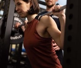Personal Training Robert Reberger Individuelles Coaching bei Langhantelübungen für saubere Technik, Muskelaufbau und sichere Ausführung im Studio in München.