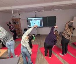 Yoga-Unterricht für die Schüler:innen.