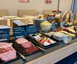 Leckere Wurstspezialitäten sowie frisch zubereiteten Eierspeisen nach Ihren persönlichen Vorlieben für einen optimalen Start in den Tag bei unserem Genießer Frühstücksbuffet