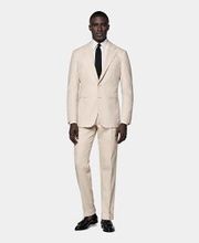 This sand suit is cut to a tailored fit, offering a slim chest and waist for a fitted silhouette and natural shoulders. Paired with straight-leg trousers featuring mid-rise and belt loops.