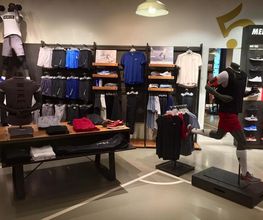 Nike Store Diagonal imagen 9
