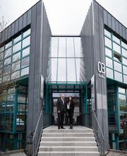 HDI Pamela Wohl in Grasbrunn - Außenansicht der Agentur mit Hans Wolff und Pamela Wohl