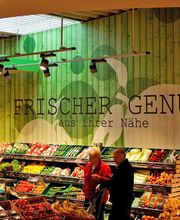 Innenwerbung - Ladenausstattung eines Supermarktes. Wandverkleidung. Produziert von Schrader-Kamin Werbetechnik aus Vlotho.