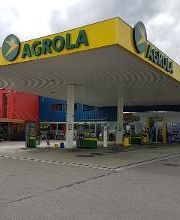 AGROLA Tankstelle in Willisau mit TopShop; Vorplatz; links Gebäude und Auto auf Bild