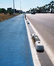 Nuestro separador de carril bici está fabricado de plástico 100% reciclado. Donde gracias a utilizar el PVC como materia prima conseguimos una mayor resistencia.
