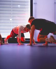 Funktionelles Gruppentraining mit Übungen am Boden - David Nikolaitschik - Personal Trainer in Mannheim