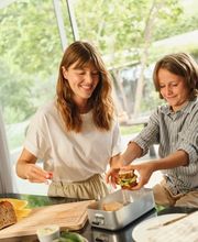 Morgengold bringt frische Brötchen direkt an die Haustür – in zahlreichen Städten und Regionen in Deutschland und Österreich. Ob werktags, an Sonntagen oder an Feiertagen, unser zuverlässiger Brötchenlieferservice sorgt für ein entspanntes Frühstück mit ofenfrischen Backwaren aus regionalen Handwerksbäckereien.