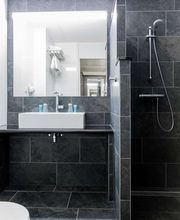 Best Western Amsterdam Airport Badkamer Vierpersoonskamer en Deluxe kamer