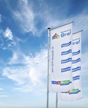 Auf dem Weg zu uns sind die neuen Fahnen nicht zu übersehen.