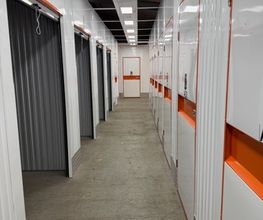 Innenbereich mit Lagerräumen – Selfstorage Ibbenbüren.
Heller, sauberer Innenbereich mit modernen Lagerboxen. Sichere und trockene Lagerräume für Möbel, Akten oder Hausrat – flexibel ab 1 Monat mietbar.