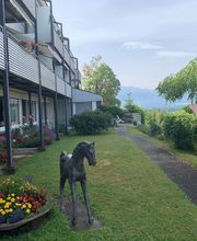 Stiftung Alters- Pflegeheim Riedacker - Wohnhuus Gantrisch seitlich mit Bergsicht