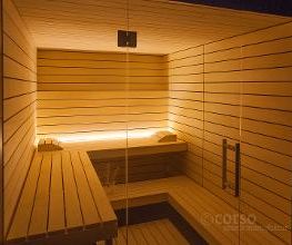 Helle geradlinig-moderne Designsauna mit Glasfront für Zuhause. Maßanfertigung der corso sauna manufaktur. Saunahersteller seit 1968. Made in Germany.