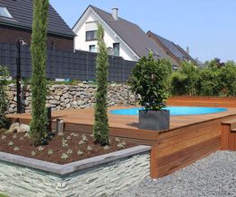 Pooumrandung aus Holz
