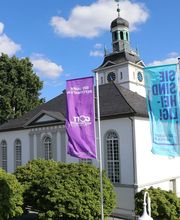 Die im spätklassizistischen Baustil errichtete Kirche wurde in der Zeit von 1819 bis 1822 erbaut, nachdem im Jahr 1813 die vorherige Kirche durch einen Blitzschlag abgebrannt ist. Sehenswert ist sie durch die schlichte Gestaltung im Innenraum, der dreiseitigen Empore mit Randstützen und einer Kanzel an der Turmwand. Auch interessant ist der Taufstein, der noch aus der alten Kirche stammt und heute wieder als Taufbecken benutzt wird.
