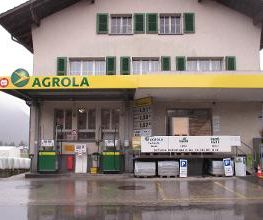 AGROLA Tankstelle in Oey-Diemtigen - zwei Tanksäulen - bei LANDI