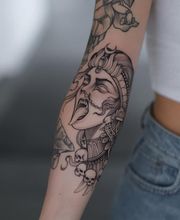 Göttin Kali Tattoo, Fineline Tattoo auf dem Unterarm.