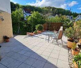 Die große Terrasse liegt direkt vor der Haustür