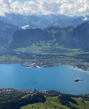 A spectacular moment with FunFlights – flying over a turquoise-blue lake surrounded by the stunning Bernese Alps. For our passengers, it’s always a unique experience to explore this beautiful region of Switzerland from above.