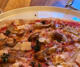 Pizza essen in Wangen
Mit frischer Tomatensauce und hochwertigen Belägen backen wir unsere Pizzen frisch in unseren heißen Pizzaofen.
Eine kreative Küche liegt uns am Herzen und so lassen wir uns immer wieder von verschiedenen Zutaten inspirieren. Gerade bei der Pizza lässt uns hier viel Raum für Ideen. Lassen Sie sich überraschen!