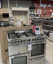 Découvrez notre gamme complète en cuisinières vitrocéramique, mixte, induction ou gaz. Ces dernières peuvent être également appelées gazinières. Certains modèles sont électriques et vous permettent un allumage rapide en toute sécurité. La cuisinière mixte quant à elle permet de mélanger les vertus de la vitrocéramique ou de l’induction avec celles du gaz. Elle peut être de plusieurs tailles. En effet, les tailles varient entre 50 et 60cm mais peuvent atteindre jusqu’à 150cm pour un piano de cuisson, également appelé cuisinière grande largeur. Un grand nombre de marques vous sont proposées telles que Smeg, De Dietrich, Falcon, Bertazzoni, Leisure et Glem.