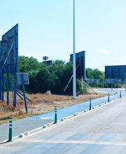 Nuestro separador de carril bici está fabricado de plástico 100% reciclado. Donde gracias a utilizar el PVC como materia prima conseguimos una mayor resistencia.