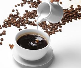 TCHIBO
In der Tchibo-Abteilung warten diverse Non-Food-Produkte auf Sie, die regelmäßig wechseln, zum Beispiel Haushaltswaren. Außerdem steht eine Maschine für Sie bereit, in der Sie den Kaffee frisch selbst mahlen können.