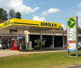 AGROLA Tankstelle in Vallon; station service à Vallon. Couverte avec shop et automat Selecta.