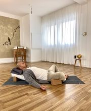 Entspannende Yin-Yoga Praxis mit Hilfsmitteln für tiefe Ruhe und Regeneration.