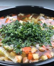 Klare Karotten-Lauch-Apfel Suppe mit Kräutern & Kabanossi – leicht scharf (Schärfegrad frei wählbar)