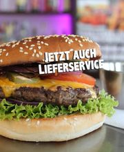 Burger Beef oder Chicken - Optionen
Klassischer Rindfleisch-Burger mit 180g oder 83 g Rindfleisch incl. W&D-Soße | Salat | Tomate | Zwiebel | Gewürzgurke 
Optionen: Extra Patty, Käse uvm. 