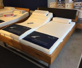 Produkte von diesen Unternehmen zeichnen sich durch Ihre Langlebigkeit, Individualität und Bodenständigkeit bei gleichzeitiger Innovativität aus. Viele unserer Produkte erhalten Sie in Wilhelmshaven nur exklusiv bei uns – Betten Albrecht.
Gerne laden wir Sie ein, unsere Produkte näher kennen zu lernen, sich von uns beraten zu lassen und natürlich unsere Ware ausgiebig im Geschäft zu testen.
Da uns eine hohe Beratungsqualität sehr am Herzen liegt, bitten wir Sie, für eine ausgiebige Bettenberatung genügend Zeit mitzubringen und vorher mit uns unbedingt einen Beratungstermin unter 04421/3001999 abzustimmen. Nach Terminabsprache, können auf Wunsch auch Beratungen außerhalb der offiziellen Kernöffnungszeiten (Mo.-Fr.: 11:00 – 17:00 Uhr und Sa.: 11:00 – 14:00 Uhr) stattfinden.