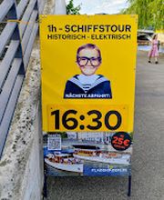 Aufsteller am Anleger mit Abfahrtszeit