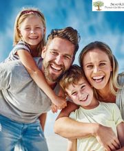 Glückliche Familie unter blauem Himmel