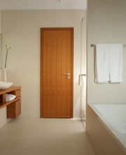 Eintauchen in eine Welt, in der nichts mehr zählt außer das Jetzt. Unsere Badezimmer bieten einen privaten Rückzugsort mit hochwertiger Ausstattung und warmen Holzelementen. Erleben Sie Wohlbefinden und Leichtigkeit in einem Design, das die Seele berührt.