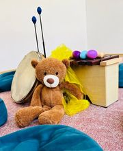Musikbereich mit Teddybär, Trommel, Xylophon und bunten Rhythmusinstrumenten - Luft(T)raum Leipzig