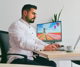 Büro Schreibtisch mit Laptop.jpg