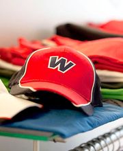 Werbung zum Anfassen: Caps, Textilien mit Stickerei im engelberg werbeland Shop, in Pforzheim.