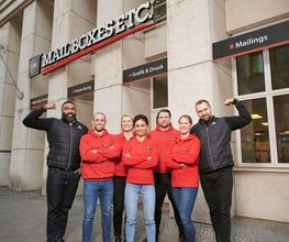 Das Team von Mail Boxes Etc. besteht aus engagierten und erfahrenen Experten, die sich darauf konzentrieren, Ihnen den bestmöglichen Service zu bieten. Wir sind stolz darauf, ein professionelles und freundliches Team zu haben, das Ihnen bei allen Fragen und Anliegen rund um den Versand und andere Dienstleistungen zur Verfügung steht.
Unsere Mitarbeiter sind speziell ausgebildet, um Ihnen individuelle Lösungen für Ihre spezifischen Bedürfnisse zu bieten. Wir hören zu und beraten Sie gerne bei der Auswahl des richtigen Services und der optimalen Versandoptionen. Bei Mail Boxes Etc. ist der Kundenservice unsere oberste Priorität und wir tun alles, um sicherzustellen, dass Sie mit unseren Dienstleistungen zufrieden sind.
Unser Team ist auch auf dem neuesten Stand der Technik und nutzt modernste Tools und Technologien, um Ihnen eine schnelle und effiziente Abwicklung Ihrer Anfragen und Aufträge zu ermöglichen.
Wenn Sie Fragen haben oder Hilfe benötigen, zögern Sie bitte nicht, uns zu kontaktieren. Wir freuen uns darauf, Ihnen zu helfen!