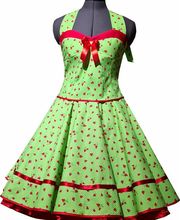 Angesagtes grünes Punktekleid mit hübschen kleinen Erdbeeren