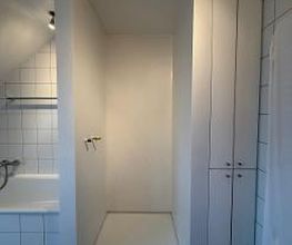 Teilsanierung im Badezimmer: Eine moderne, fugenlose Dusche wurde harmonisch in ein bestehendes Fliesenbad integriert – die perfekte Lösung für eine punktuelle Modernisierung