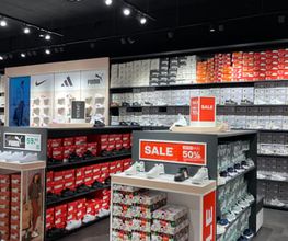 Schuhabteilung im Store Köln.