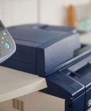 mediaService Bremen | Full-Stack Werbeagentur - Nahaufnahme des Bedienfelds und Displays eines professionellen Multifunktionsdruckers und Kopierers für hochwertige Digitaldrucke im Büro.