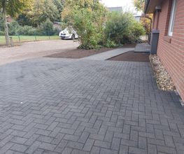barrierefreie Pflasterung zum Hauseingang inkl. Garageneinfahrt mit Drain Pflaster