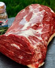 Im Online-Shop der Metzgerei Gränitz erhalten Sie erstklassiges Picanha vom Rind – den berühmten Tafelspitz-Cut aus Südamerika. Dieses edle Stück, auch als Rinder-Picanha bekannt, begeistert mit feiner Fettdecke, intensiver Marmorierung und vollem Aroma. Außen knusprig, innen butterzart – so entfaltet sich der authentische Geschmack dieses Cuts beim Grillen oder Braten perfekt. Wer echtes Steakvergnügen sucht, sollte Picanha kaufen, das in unserer Fleischerei in Chemnitz frisch zugeschnitten und vakuumverpackt geliefert wird. Ideal für BBQ-Fans und Liebhaber brasilianischer Küche.