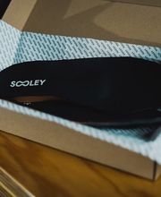 Sooley – Maßgefertigte Einlagen für B2C und B2B

Sooley bietet maßgefertigte Einlagen, die per 3D-Scan mit dem iPhone von zu Hause aus bestellt werden können. Jede Einlage wird in Deutschland von Orthopädieschuhtechnikern gefertigt und weltweit kos