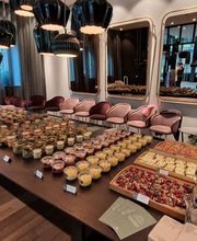 dean&david Catering | Stuttgart - Umfangreiches Buffet mit Salaten, Desserts, Wraps und Kuchen in eleganter Location, passend für Tagung, Empfang und Firmenveranstaltung.