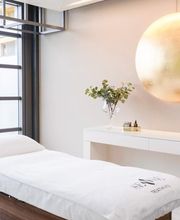 Moderner Behandlungsraum für Physiotherapie, Fusspflege und ästhetische Anwendungen