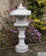 Gartendeko Steinlaterne XXL Größe 130cm hoch, aus massivem Kunststein Beton, auch als Gartenlaterne für den asiatische Garten